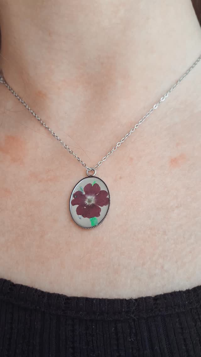 🌸 Pendentif en fleur séchée 🌸
Une véritable fleur délicatement préservée pour créer un bijou unique et intemporel.
Chaque pendentif est réalisé à la main avec soin pour garder toute la beauté de la nature.
✨ Une idée cadeau pleine de douceur ou simplement pour se faire plaisir.
💌 Créations personnalisées possibles sur demande.