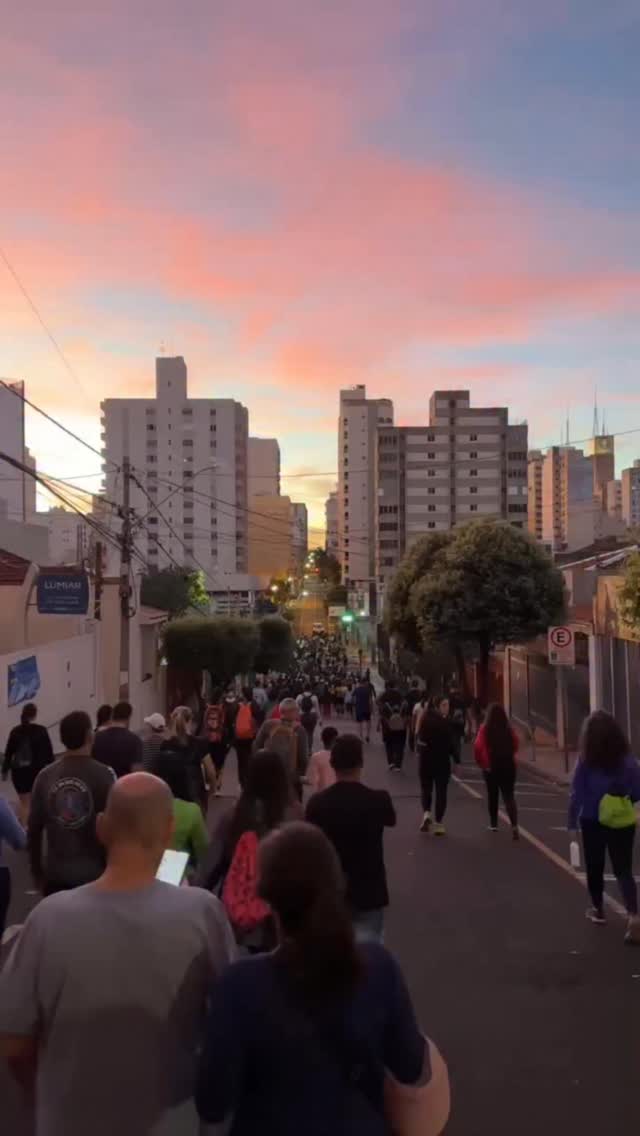 CAMINHADA E FÉ
Mais de 1000 pessoas participaram, na manhã deste domingo (1º), da segunda edição do Caminho da Fé Ramal São José, em Rio Preto.
A caminhada começou às 5h30, com saída da Basílica de Nossa Senhora Aparecida, e seguiu até a Igreja de Santa Apolônia, no distrito de Engenheiro Schmitt.
O trajeto reuniu fiéis, famílias e grupos organizados em um momento de espiritualidade, convivência e superação.
O Ramal São José integra a rota do Caminho da Fé, tradicional percurso de peregrinação no interior paulista. Mais informações no Portal Guilherme Baffi 🎥 @renatomilani