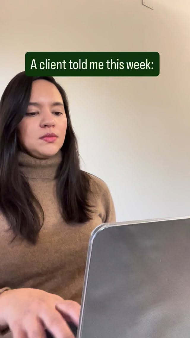 A small change made a big difference.
This client added a mid-afternoon snack 🍎🥛
She told me:
“I can manage until dinner now.
I’m not hungry at all.”
Not because of willpower.
Because the body responds to consistent fuel 🔋
When meals are too far apart, hunger builds.
When meals are structured, hunger stabilizes.
Sometimes progress starts with something simple:
eat before you’re starving. 🍽️