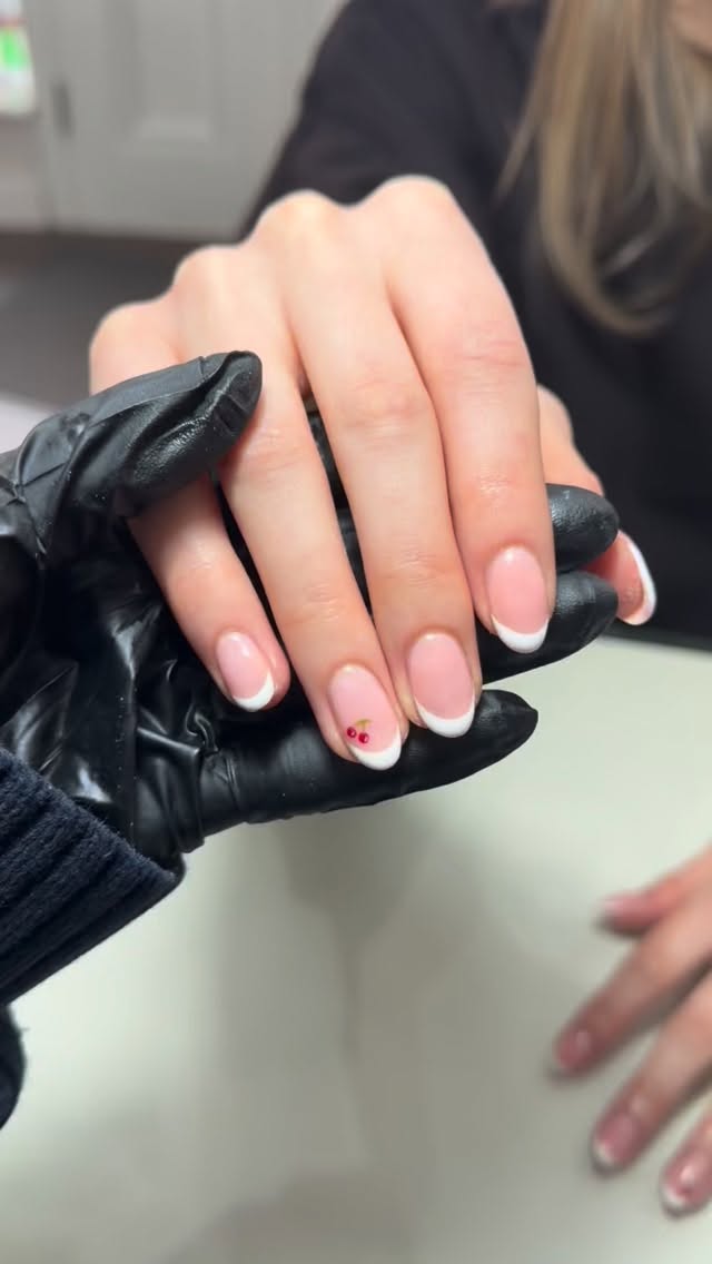 🍒
#walsall #walsallnails #truebeautywalsall #cherrynails #nailart