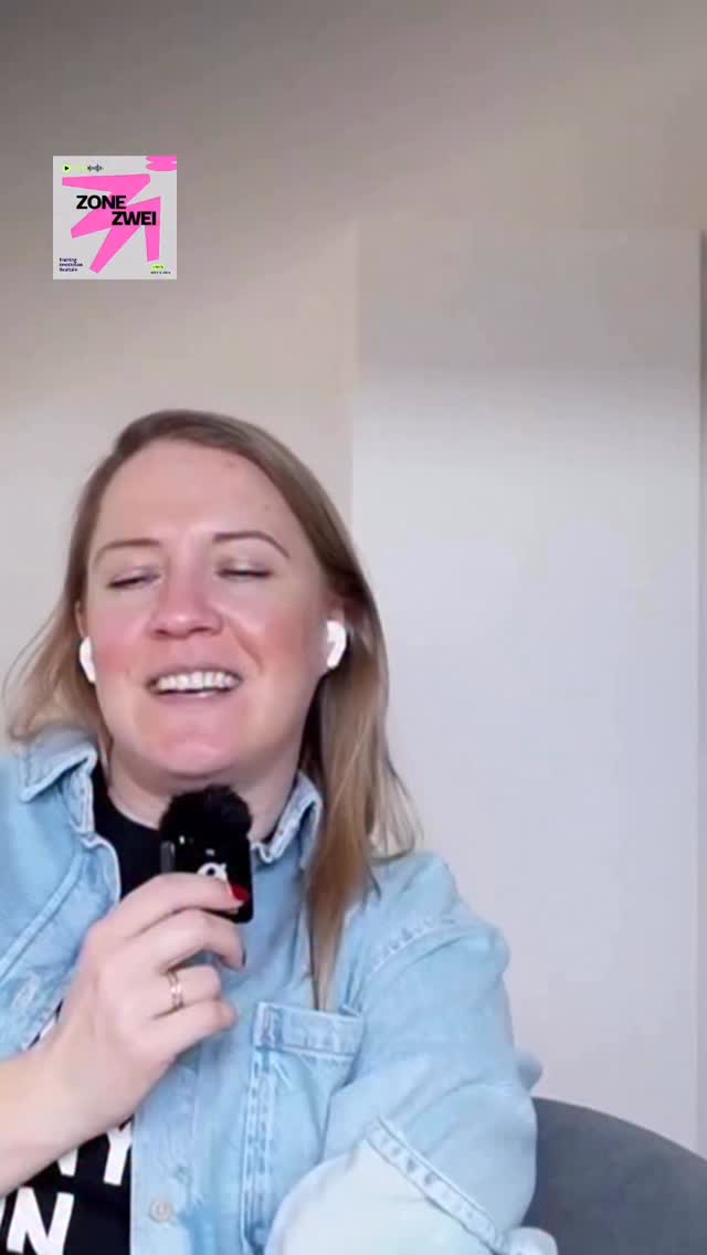 Oh Oh, was hat Nine wohl verbrochen??🤯
Hört unbedingt rein denn in unserer neuen Podcastfolge teilen wir persönliche Erfahrungen aus unserem Coaching-Alltag und sprechen darüber, warum Vertrauen zwischen Coach und Athlet*in oft der entscheidende Erfolgsfaktor ist.
Triathlon ist mehr als nur Schwimmen, Radfahren und Laufen. 🏊♀️🚴♀️🏃♀️
Außerdem geht es um Training, Frühlingsgefühle, Ironman-Rennen in Neuseeland und darum, warum Regeneration und Gesundheit genauso wichtig sind wie harte Einheiten.
🎤 Die gesamte Folge findet ihr auf Spotify, Apple Podcast und YouTube 🤗
🎧 Jetzt reinhören, Folge bewerten & liken
#triathlon #zonezweipodcast #triathlontraining #coaching #endurancesport