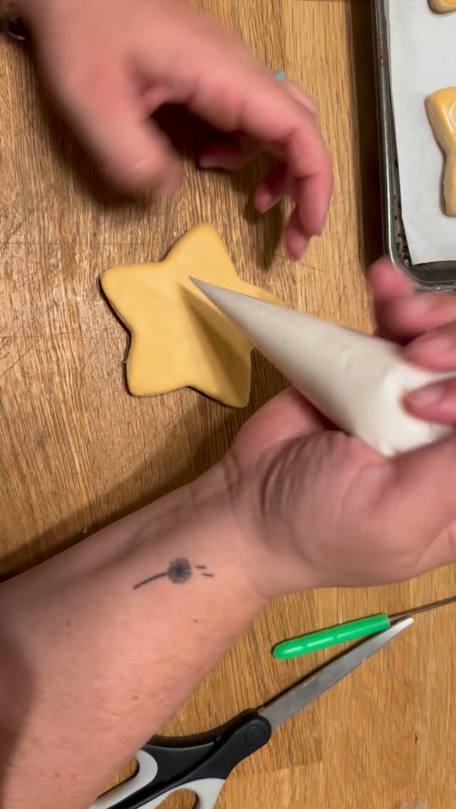 100% Hand Piped 👋
I often get asked if I use a projector or trace the fancy script on my cookies…nope! It may take me FOREVER but I hand pipe every cookie 🥰
#smallbusiness #bayareaeats #homebaker #sugarcookies #handmade