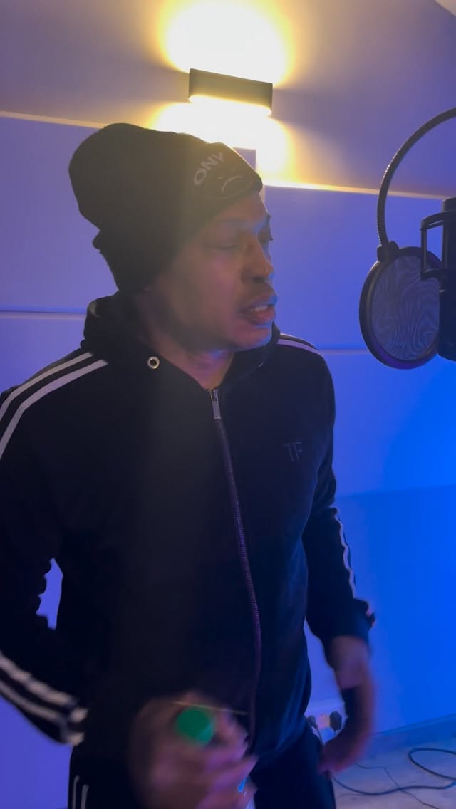 🔥 LÉGENDE DANS LE BUILDING 🔥
Quand une icône du rap new-yorkais pousse la porte du studio… ça donne un moment HISTORIQUE.
🎤 Sticky Fingaz du groupe mythique Onyx est passé chez @ambgstudio à Marseille pour lâcher un couplet brut, authentique, comme à l’âge d’or du hip-hop.
Du Queens jusqu’à Marseille, la connexion est réelle.Boom bap dans les veines, énergie 100% street.
Si tu connais Onyx, tu sais déjà que ça ne rigole pas…
💬 Dis-nous en commentaire :Quel est ton son préféré d’Onyx ?
📍 Enregistrement : @ambgstudioLe spot où les artistes viennent poser du vrai.
#onyx #stickyfingaz #hiphoplegend #rapus #boombap