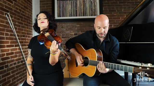 Throwing it back to the 90s 🎻🎸
Some songs just never fade. This one hits every time! #3westweddings