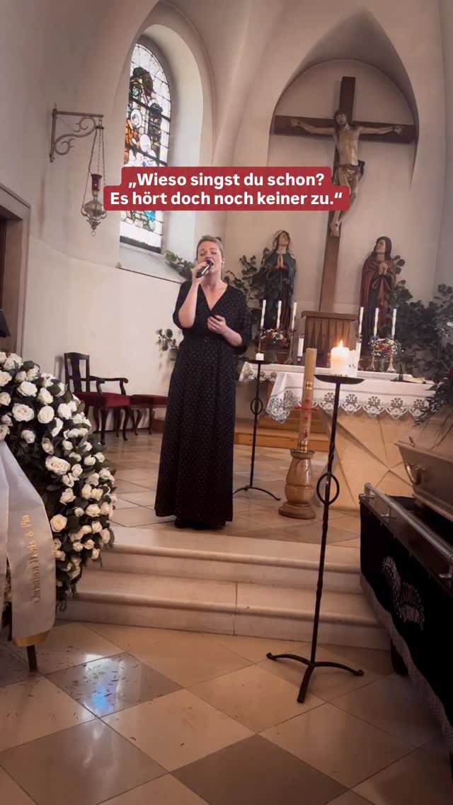 „Warum singst du schon? Die Trauerfeier hat ja noch gar nicht begonnen.“
Im Gegensatz zu Trauungen & Taufen ist eine Beerdigung kein freudiger Anlass. Die Stimmung ist schwer und meist habe ich den Menschen, der verabschiedet wird, nicht persönlich gekannt.
Und trotzdem darf ich seine oder ihre Abschiedsfeier mit meiner Stimme begleiten.
Deshalb habe ich für mich ein kleines Ritual entwickelt: Nach dem Soundcheck & bevor die ersten Trauergäste kommen, gibt es diesen „heiligen Moment“, in dem ich nochmal durchatmen & innehalten kann.
Dafür singe ich eines der ausgewählten Stücke in Ruhe durch- dieses Lied ist für mich wie ein leises „Hallo“. Ein stiller Gruß, bevor sich der Raum füllt.
Irgendwie finde ich den Gedanken total schön, dass in diesem ruhigen Moment der Begegnung letzten Endes doch eine gewisse Verbindung entsteht 🖤
#trauersängerin #abschied #trauer #beerdigung #amoisegmaunswieder