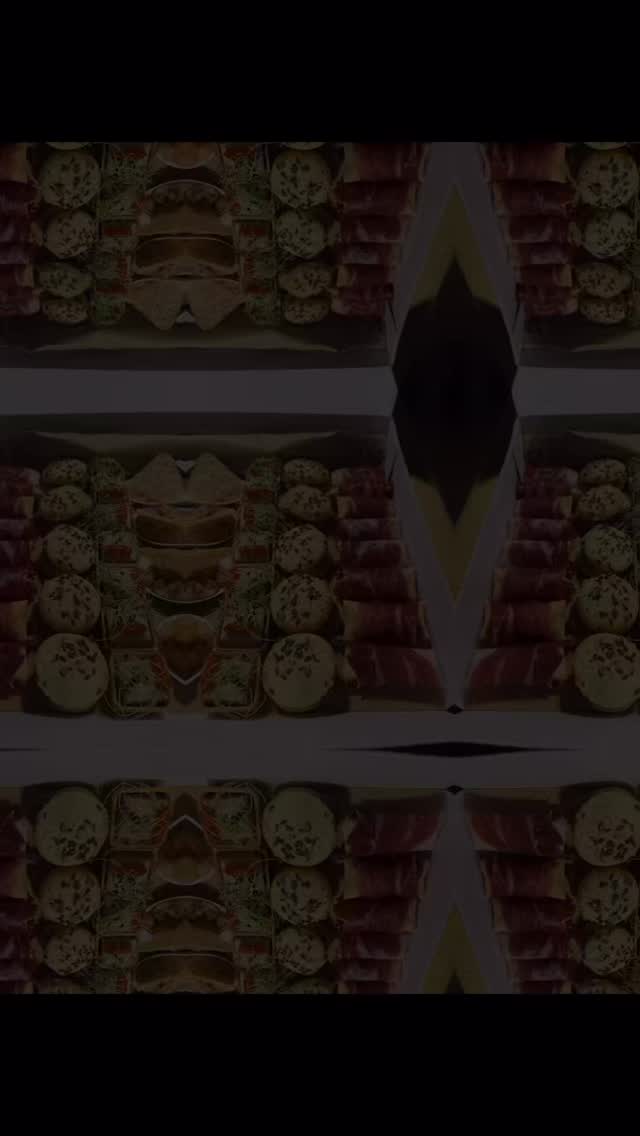 Nada une más que un buen pica-pica entre amigos o en familia. 🧀🥖
Risas, conversaciones que se alargan y una mesa llena de pequeños bocados que todos quieren probar.
Porque los mejores momentos no necesitan grandes planes… solo buena compañía y algo delicioso para compartir. ✨
Convierte cualquier encuentro en un recuerdo especial con un pica-pica pensado para disfrutar sin prisas.
¿Quién se apunta al próximo? 😋
#PicaPica #MomentosQueUnen #EntreAmigos #EnFamilia #CompartirEsVivir BuenAmbiente PlanPerfecto Picoteo ComerJuntos SaboresQueEnamoran