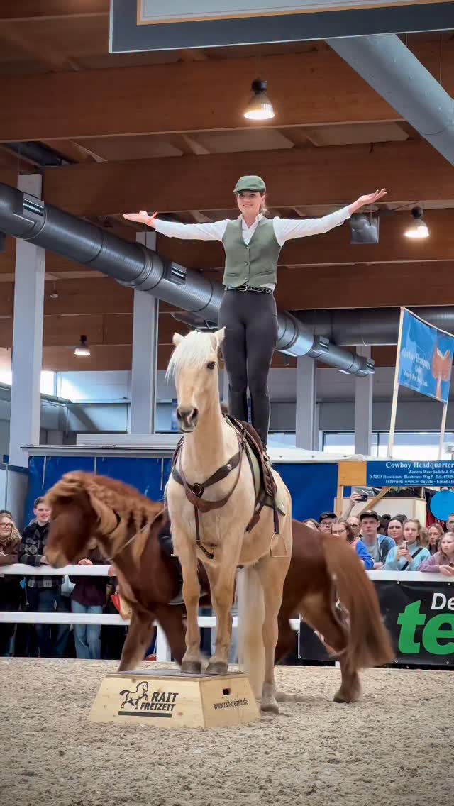 Heute ist der letzte Tag auf der Messe 🤍
•
Ich bin dankbar gestern unter anderem so unglaublich viele Menschen kennengelernt zu haben. Es gab so viel Austausch, ich habe wieder alte bekannte Gesichter gesehen und die Hunde sind auch auf ihre Kosten gekommen. 🙏🏻❤️
•
Happy wurde sogar getaped von @doithorself am Stand und es war ein super voller und anstrengender Tag. 🙈
•
Heute sind wir um 13:10 Uhr in Halle A6 zu sehen! @pferdbodensee
Wir freuen uns auf euch. 🥳