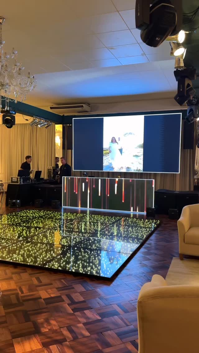 No último sábado realizamos o casamento de Maria Eduarda e Thomas, no Buffet Hamilton.
Um dos grandes destaques do cenário foi o revestimento completo da estrutura em tecido verde e pés-direitos em acrílico espelhado, um acabamento exclusivo na região, presente apenas nos projetos da Ariel Som e Luzes, que trouxe elegância, profundidade visual e perfeita integração com a decoração do evento.
Painel de LED principal, criando o cenário ideal para as fotos dos noivos e para efeitos visuais ao longo da festa, além de Painel de LED na bancada do DJ, reforçando a identidade visual da pista e contribuindo para a dinâmica do ambiente.
A iluminação de pista foi desenvolvida para acompanhar o ritmo da celebração, criando movimento e energia na medida certa para cada momento da festa.
Também realizamos iluminação pontuada nas mesas dos convidados, mesa de doces e bar, valorizando os detalhes da decoração e criando pontos de destaque pelo salão.
Iluminação cênica nas paredes trouxe profundidade e ambientação ao espaço, envolvendo todo o ambiente em uma atmosfera elegante e acolhedora.
⭐️Ariel Som e Luzes - #RealizandoSonhos
🎥: @pinat_made
• Cerimonial e Decoração: @emartizee
• Foto: @javorski_producoes
• Vídeo: @rafaelkintoffilmes
• Bar: @mill_drinks
• Buffet: @buffet_hamilton