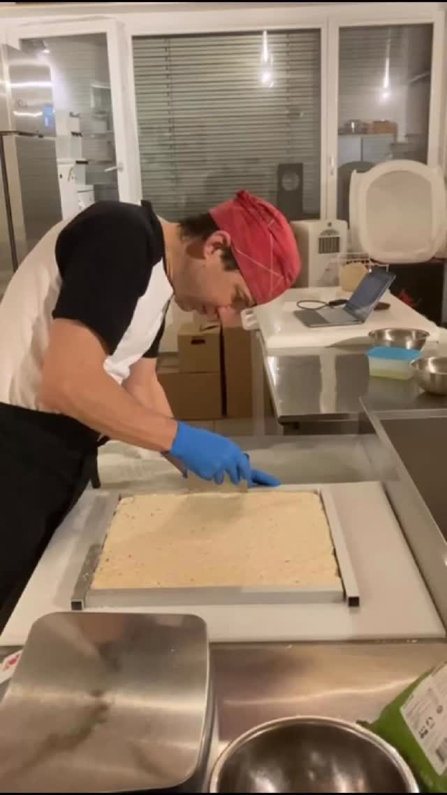 Nougat entsteht nicht nebenbei. Er braucht Zeit, Ruhe und Hände, die wissen, was sie tun.
In unserer Manufaktur beginnt alles mit guten Zutaten. Eine davon kommt ganz aus der Nähe: Honig aus Ammerswil. Er prägt den Geschmack, ohne sich in den Vordergrund zu drängen.
Dann wird gerührt, beobachtet, gewartet.
Die Temperatur wird mit Erfahrung geführt. Jeder Schritt baut auf dem vorherigen auf. Nichts wird beschleunigt.
So entsteht ein Nougat, der nicht einfach nur süss, sondern geschmacklich komplex und ausgewogen ist.
Schau dir das Video an, wo Handarbeit, Zeit und viel Herzblut im Fokus stehen.