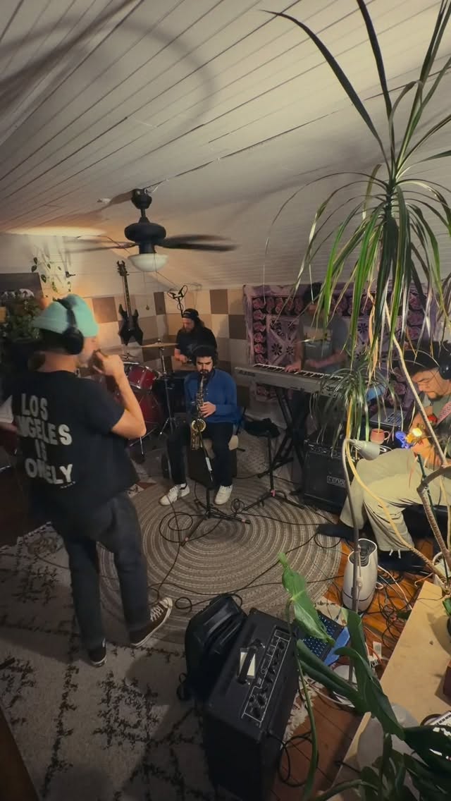 EP mode in full effect ..
This was a fun / fire take of one of the songs that will be on it 👀, + some foolery.
Iss always vibes w/ The Guyzzz 💰