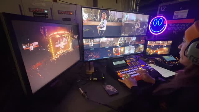 The Story @brandicarlile Such an awesome song. Thanks so much to my team for killing it every night! @abbeyunfolding @markorakic007 @brandon_ontour Angel, Kris, Chris and Bubba! Only a few more to go! @prg.north.america @prggear #videodirector #livevideodirector #femalevideodirector
🎥: my baby girl @alexnolanmusic