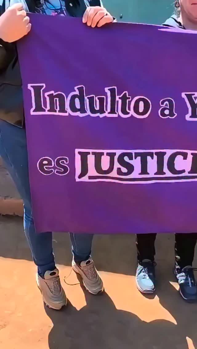 ♀️ INDULTO A YESENIA AZOCAR ES JUSTICIA.
Estamos a la espera de que @jaimegajardofalcon y @gabrielboric firmen el Indulto para Yesenia. #marzo
⚠️Una madre que defendió a su hija de una agresión y vulneración brutal. El agresor ya se encuentra privado de libertad.
Yesenia y su hija necesitan estar juntas en libertad para retomar su vida y recuperar sus fuerzas y su alegría.
🟣 En este 8M queremos justicia para mujeres y niñeces💜🔥
#indultoayeseniaazocaresjusticia #indulto #8M