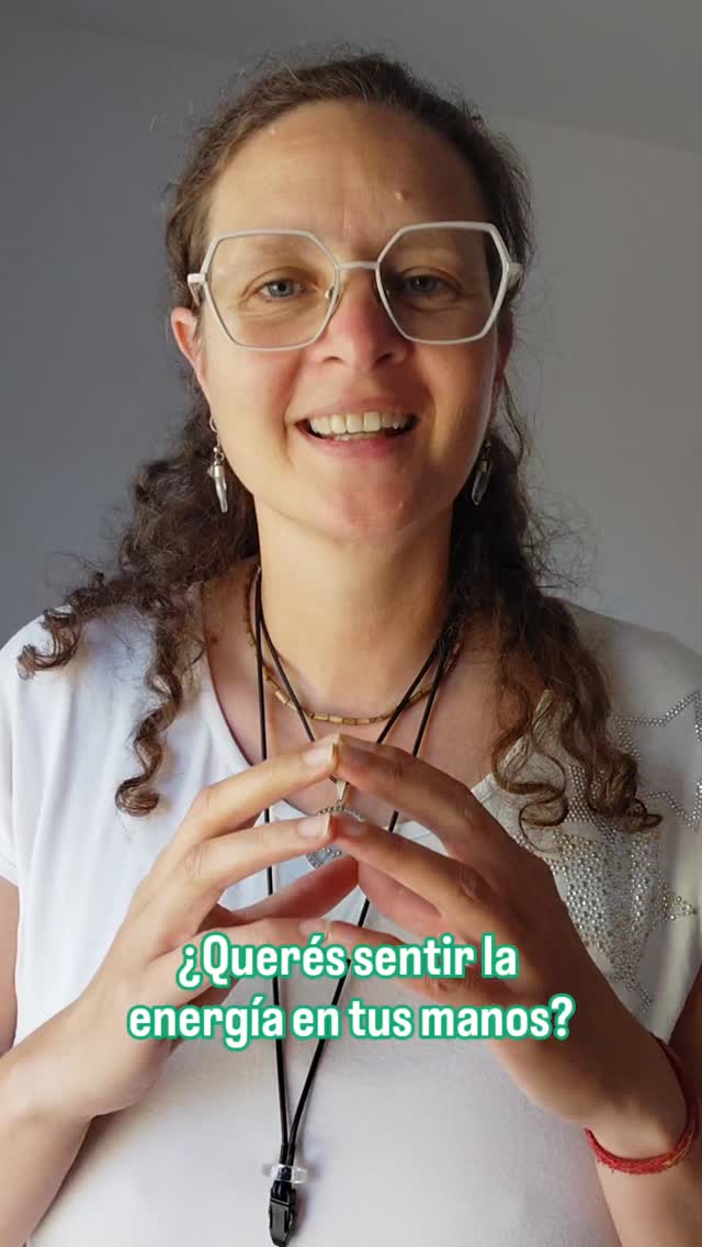 🌀La energía no es algo que se crea.
Es algo que se siente.🌀
🙏Cuando llevás la atención al cuerpo, la percepción se abre. Calor, cosquilleo, presión… cada persona lo vive distinto.
Cuanto más lo practicás, más clara se vuelve la experiencia.😌
❤️Llevá esa energía al corazón y permitite recibir calma y paz. Guarda este reel y hace esta práctica cada vez que te sientas perdid@.
¿La sentiste alguna vez en tus manos?
Contame en los comentarios ✨
Abrazo 🌈
Emi ✨️