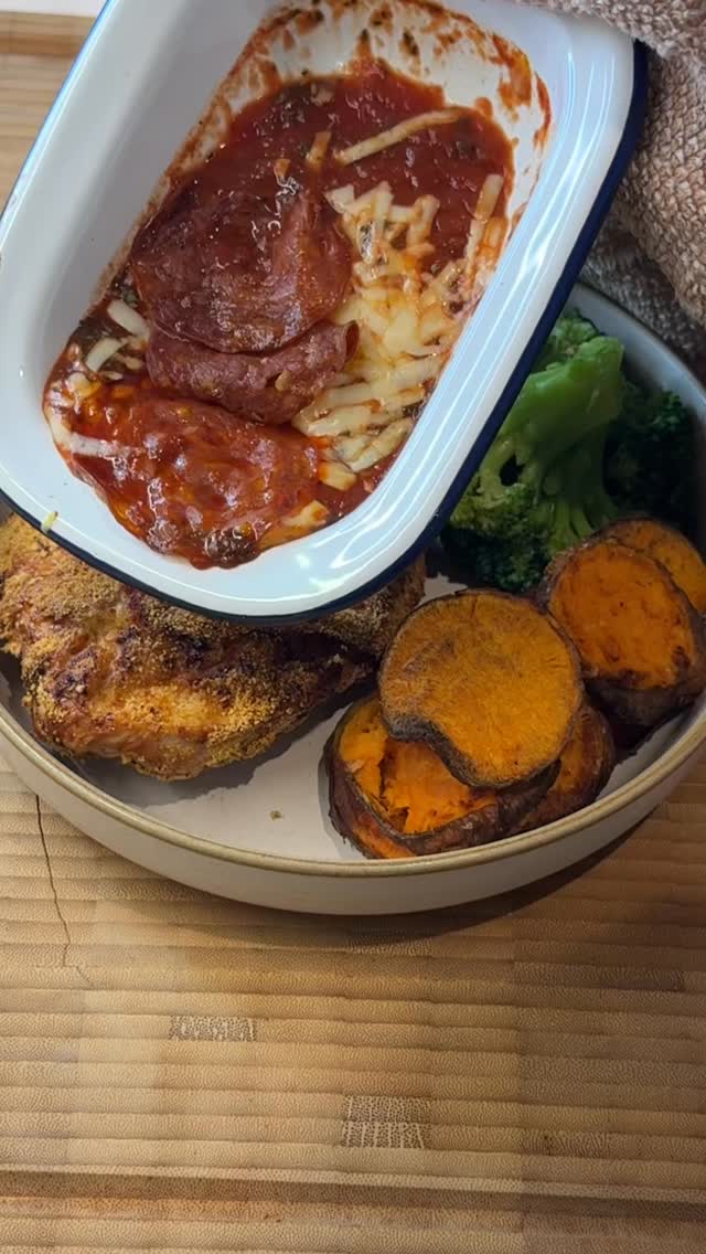 This is what weight loss actually looks like as a busy mum.
One meal.
For you.
For the family.
Ingredients
1 Chicken breast
Egg – 1 medium 50g
Breadcrumbs – 20g
1 Sweet potato
Broccoli 100g
Tomato passata 100g
Extra light cheddar 30g
Chorizo pizza 3 slices
Garlic + mixed herbs
1️⃣ Butterfly the chicken breast so it cooks evenly.
2️⃣ Season both sides with garlic and mixed herbs.
3️⃣ Dip the chicken into the egg, then coat in breadcrumbs.
4️⃣ Air fry at 180°C for 20 minutes until golden and cooked through.
5️⃣ Peel and part-boil the sweet potato.
Air fry at 180°C for 9 minutes until crispy.
6️⃣ Boil the broccoli until tender.
7️⃣ In a small dish, add tomato passata.
Top with extra light cheddar, chorizo slices and herbs.
8️⃣ Air fry until the cheese melts and bubbles.
9️⃣ Pour the cheesy tomato mixture over the crispy chicken.
Serve with sweet potato fries and broccoli.
#fyp #caloriedeficitgirls #lowcalorie #meals #chicken