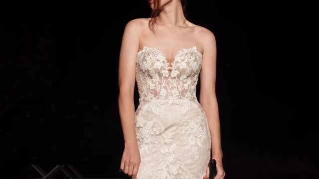 Feel your absolute best in this sexy strapless gown. The allover sparkle and modern, feminine lace that adds a bit of flirtation. This dress is made all the better with a fantastic inner structure that supports all body types.
One of our favourites!
@adorejustinalexander - Style 11305 ‘Sawyer’
#strapless #bride #yateley #wedding #hampshirebride