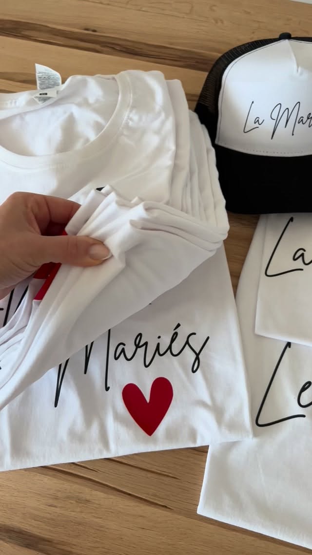 ✨ Les petites victoires du quotidien ✨
Quand on lance ou développe une petite entreprise, chaque commande est une petite victoire.
Un message, une notification… et le sourire arrive immédiatement 💛
Derrière chaque colis préparé, il y a :
👕 du temps
💡 de la créativité
🎁 et surtout l’envie de créer quelque chose d’unique pour quelqu’un.
Ces commandes, ce sont des EVJF qui se préparent, des mamans qu’on veut gâter, des moments de vie qu’on veut rendre encore plus spéciaux.
Alors merci à vous qui me faites confiance jour après jour 🙏
Vos commandes sont bien plus que des ventes : ce sont des encouragements à continuer cette belle aventure.
✨ Et vous, c’est quoi votre petite victoire du jour ?
#petiteentreprise #entrepreneuse #creatricefrancaise #tshirtpersonnalise #evjf💃🏼🎉👯👰🏼