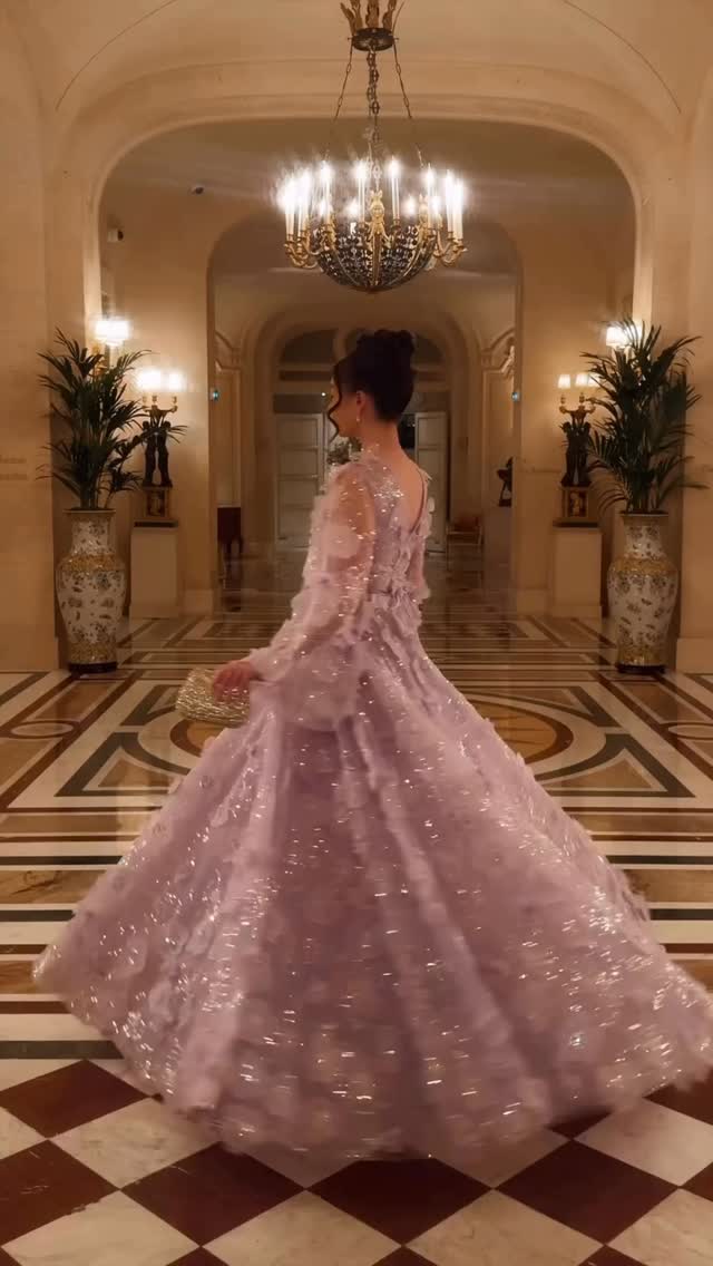 Beautiful dress @taramilktea attending a bridgerton ball in Paris
Are you a fan ?
@netflixanz @bridgertonnetflix ⨠⨠đ ⨠â¨