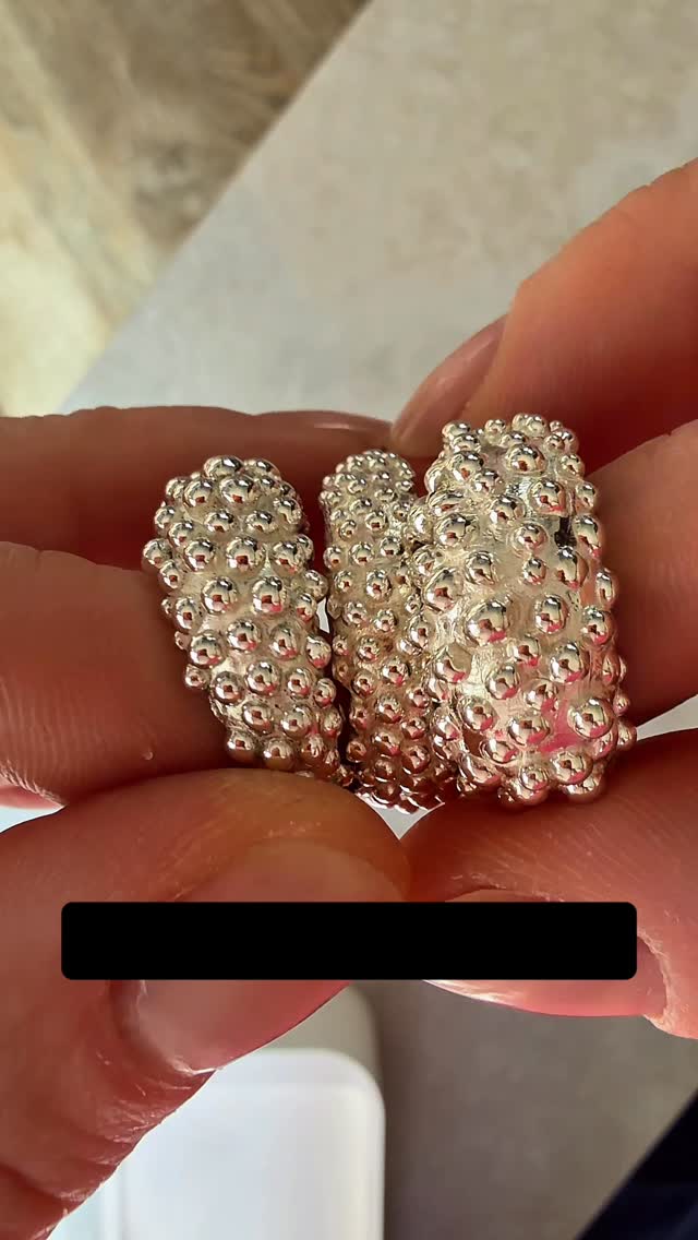 Mieni, błyszczy, świeci. Srebro w pierścionkach odbija światło jak lustro. Malutkie kulki potęgują ten efekt. Czego chcieć więcej?
#bizuteriatorun #pierścioneknaimprezę #bizuterianazamowienie #srebrnepierścionki #bizuteriamodowa