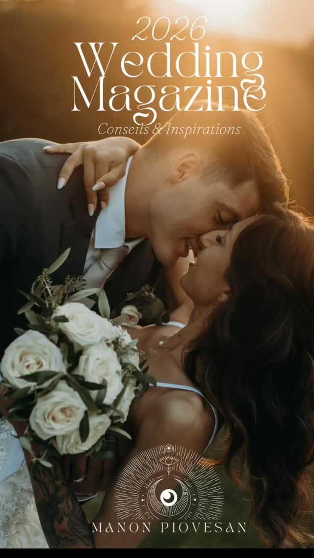 Le 2026 Wedding Magazine est bien plus qu’un simple support d’inspiration. C’est un véritable compagnon de route, pensé pour accompagner les futurs mariés à chaque étape de leur aventure.
Au fil des pages, vous découvrirez des témoignages de mariés, des histoires vraies, vécues, qui parlent d’émotions, de choix assumés et de moments imparfaits mais sincères. Des récits qui rassurent, inspirent et rappellent qu’il n’existe pas de mariage parfait, seulement le vôtre.
Ce magazine vous aide à organiser votre journée avec plus de clarté, moins de pression et beaucoup plus de plaisir. Il vous guide sans jamais vous imposer, en vous donnant les clés pour faire des choix qui vous ressemblent vraiment.
Vous y trouverez également des codes de réduction exclusifs auprès de professionnels du mariage. Autrement dit, le magazine vous revient à zéro, tout en vous faisant gagner du temps, de l’énergie et de la sérénité.
Pensé pour être feuilleté, relu, annoté, le Wedding Magazine 2026 est un outil précieux à garder près de vous tout au long de vos préparatifs.