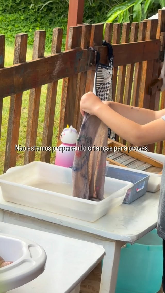 Educar não é treinar para acertar respostas.
É formar alguém que saiba fazer perguntas.
Quando a infância é respeitada, a criança aprende a pensar, a se posicionar, a colaborar, a lidar com frustrações e a confiar em si mesma.
Provas medem desempenho.
A vida exige autonomia, criatividade, escuta e adaptação.
É para isso que existimos.
Matrículas abertas.