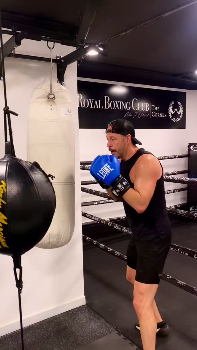 ROYAL FLOW BOXING
En Royal Boxing Club la prioridad es clara:
primero la técnica, después la intensidad.
Combinación básica 1–2–3.
Jab. Cross. Crochet de izquierda.
Pero no es solo golpear.
Cuando una mano golpea, la otra cubre.
Rotación desde la punta del pie.
Rodilla, cadera y hombros acompañan el movimiento.
Fluidez. Control. Equilibrio.
En la segunda secuencia añadimos la cinta.
1–2–3… cinta… crochet de izquierda.
Defensa y ataque en un solo flujo.
Porque el boxeo no es fuerza sin control.
Es coordinación, precisión y conciencia corporal.
Aquí entrenamos el detalle.
Aquí se entrena con estilo.
#stylerbc #flowrbc #royalboxingclub #boxinglifestyle