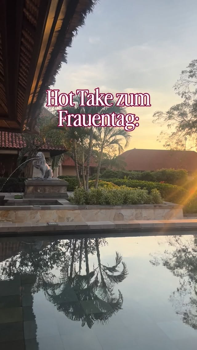 Im patriarchalen System wird die Rolle der Frau oft in Beziehung zu einem Mann erzählt.
Als Partnerin. Als Ehefrau. Als romantisches Gegenüber.
Und wir wachsen mit der Idee auf,
dass romantische Liebe das Zentrum unseres Lebens sein sollte & das ist was uns glücklich macht.
Filme. Serien. Songs.
Zumindest in meinem Leben sah die Realität meist anders aus.
Die stabilsten Beziehungen, die ich habe,
sind meine Frauenfreundschaften.
Die Frauen, mit denen ich nich zum einschafen Nachrichten austausche.
Die mir sagen, wenn ich mir gerade selbst nicht treu bin.
Die mich kennen, auch in meinen Rock Bottom Momenten.
Frauen, die bleiben.
Das will ich heute hier mit euch feiern.
Für die Freundinnen,
die da sind.
No matter what.
—
Zum Frauentag gibt es außerdem
50 % auf meine Online-Workshops & meinen neuen Minikurs.
❤️🔥 Wenn du den Rabatt nutzen möchtest:
Kommentiere einfach „WOMAN“ unter diesem Post
und ich schicke dir den Code direkt per Nachricht zu,
den du beim Checkout einsetzen kannst. 🫰🏽
Happy Women’s Day!