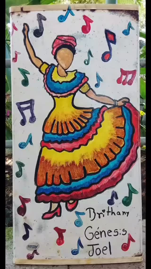 La subasta silenciosa ha comenzado! Envíenos un mensaje si desea una de estas obras de arte comunitarias en su entrada, donde el público también pueda disfrutarla!
Desde hoy hasta el próximo sábado, pueden adoptar una de nuestras señales artísticas hechas a mano y colocarla en la entrada de su casa a cambio de una donación a Los Higuerones.
Cada pieza está diseñada para embellecer nuestro pueblo y recordarnos lo que realmente sustenta la vida aquí: vivir en una relación de cuidado mutuo y con este lugar.
Estas hermosas obras de arte fueron creadas gracias a la colaboración entre los miembros creativos de Los Higuerones —Spencer, Maddie y Gio— junto con Andrey, de Embelleciendo PJ, y el Programa de Liderazgo Selal, que apoya a los jóvenes del colegio de Puerto Jiménez en la exploración de su futuro y su potencial creativo.
Esta subasta recaudará fondos para herramientas y materiales para proyectos comunitarios en curso que fortalecen nuestra biorregión.
Pujas iniciales:�• ₡8000 – piezas más pequeñas�• ₡10000 – piezas más grandes
Si te encantaría tener una de estas piezas en tu jardín delantero, pero tus fondos son limitados, envíanos un mensaje privado.
¡Creemos que la belleza y la alegría son algo a lo que todos merecemos tener acceso! Llenemos nuestras calles de arte, cuidado y responsabilidad compartida.