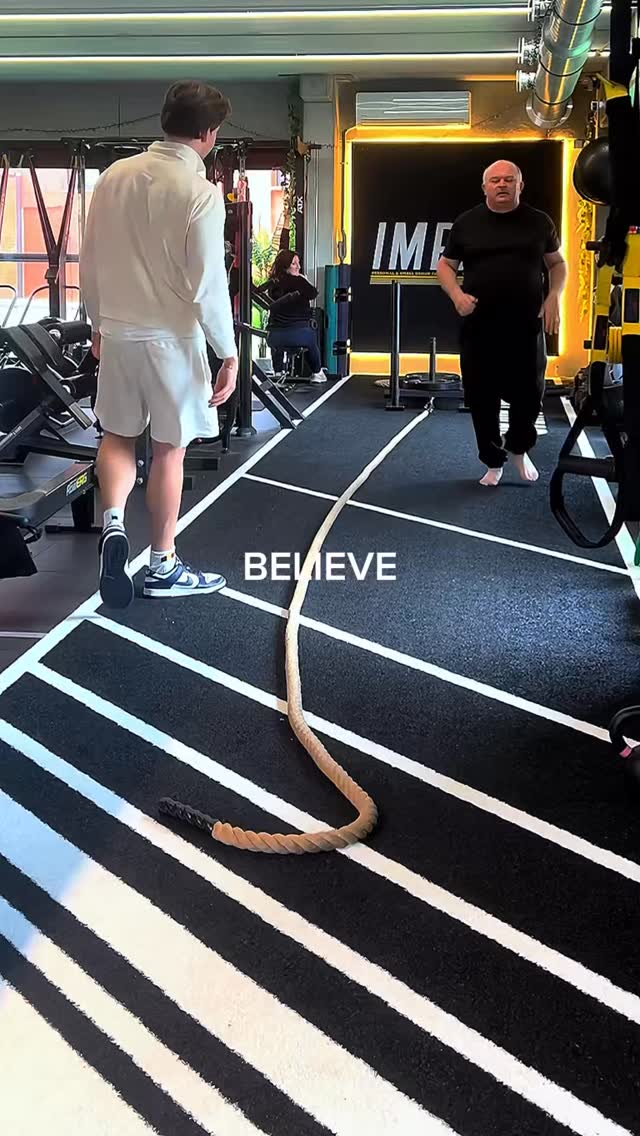 Hij wachtte niet tot hij er “klaar” voor was.
Hij begon gewoon.
Geen perfecte timing.
Geen perfecte conditie.
Gewoon actie.
-5kg in één maand.
Niet door geluk.
Maar door training.
Meer beweging.
Betere voedingskeuzes.
Maar de echte winst zit niet alleen op de weegschaal.
Het zit in het geloof dat het wél kan.
In niet opgeven na een mindere dag.
In sterker worden — fysiek én mentaal.
En dit is nog maar het begin.