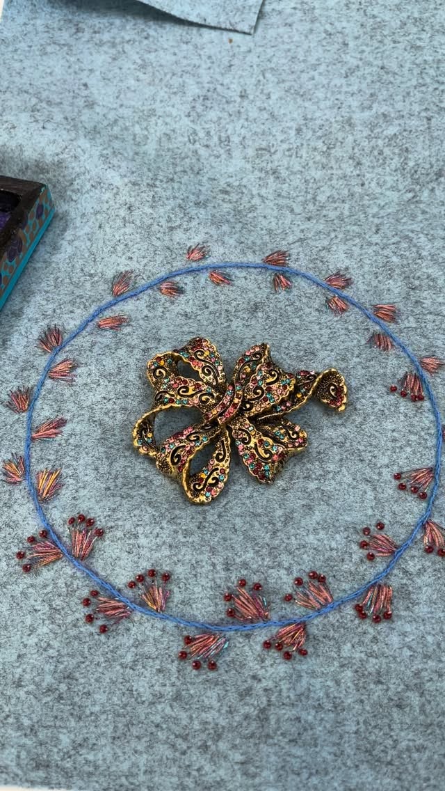 Today has been the first day in a long time that I have actually managed to get some stitching done.
The sun is out and my stitching head is on!
#mossley #vintageembroidery #embroideryteacher