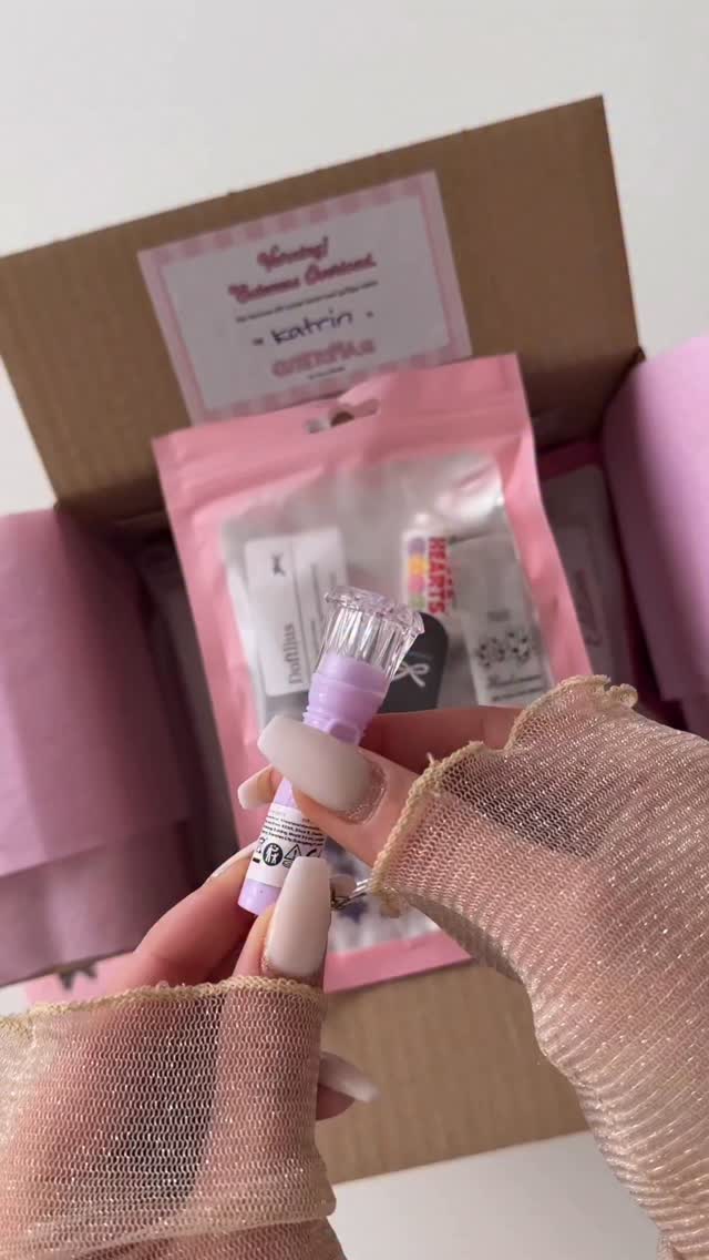 Denna order packade jag till Katrin ❤️
Hon beställde Sanrio stickers, ett your are my penguin kort och en alla hjärtans dag Mystery bag. Hon fick även med en smakbox från @bombelle.se som verkligen blev en succé ❤️