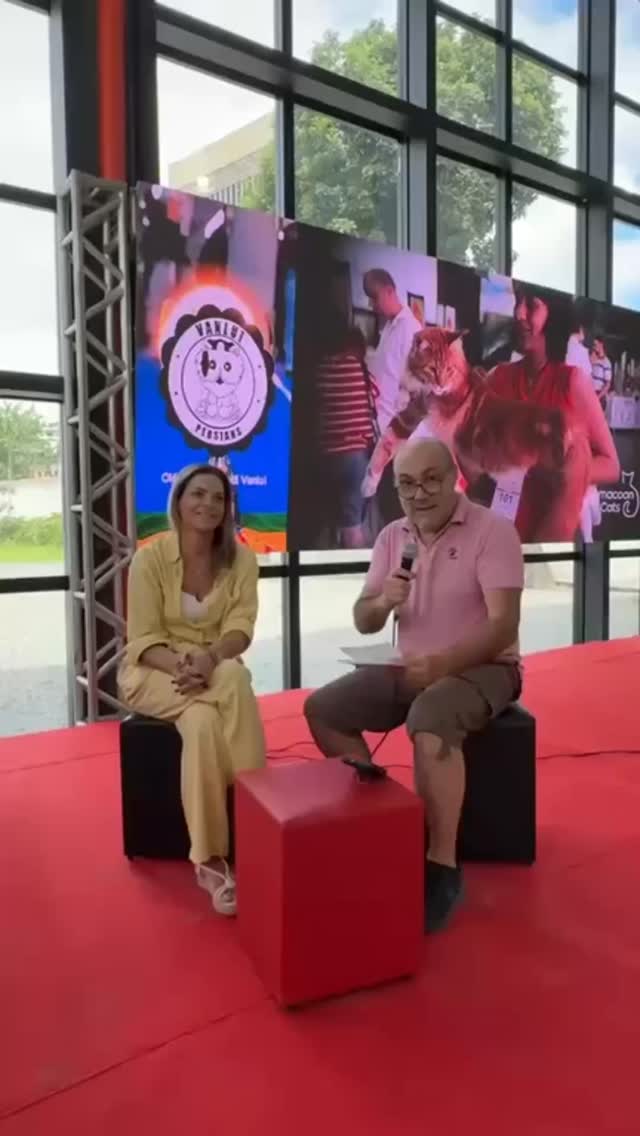 🔴📹 Segurança na manipulação farmacêutica para gatos em destaque 🐱💊
Conversamos com Mariana Morari, @farmabichos, sobre os cuidados essenciais na prescrição e manipulação de medicamentos felinos, e por que fármacos de outras espécies podem representar riscos para os gatos.
Falamos também sobre diferenças metabólicas, controle de dosagem, escolha de excipientes seguros e a importância da qualidade e rastreabilidade dos medicamentos manipulados. Um conteúdo fundamental para garantir mais segurança e eficácia no tratamento dos felinos. 🐾💙