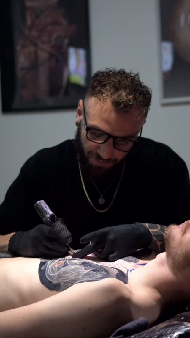 👁️Tatouer, c’est entrer dans un espace de silence.
Un moment de calme,
de concentration totale,
où tout disparaît autour.
Il n’y a plus que le présent,
la peau,
et chaque détail qui prend vie.
C’est dans ces moments-là que tout se connecte.
Si tu souhaites commencer un projet avec moi,
tu peux m’envoyer un message privé
ou réserver directement un appel vidéo via mon site. (Lien en bio)