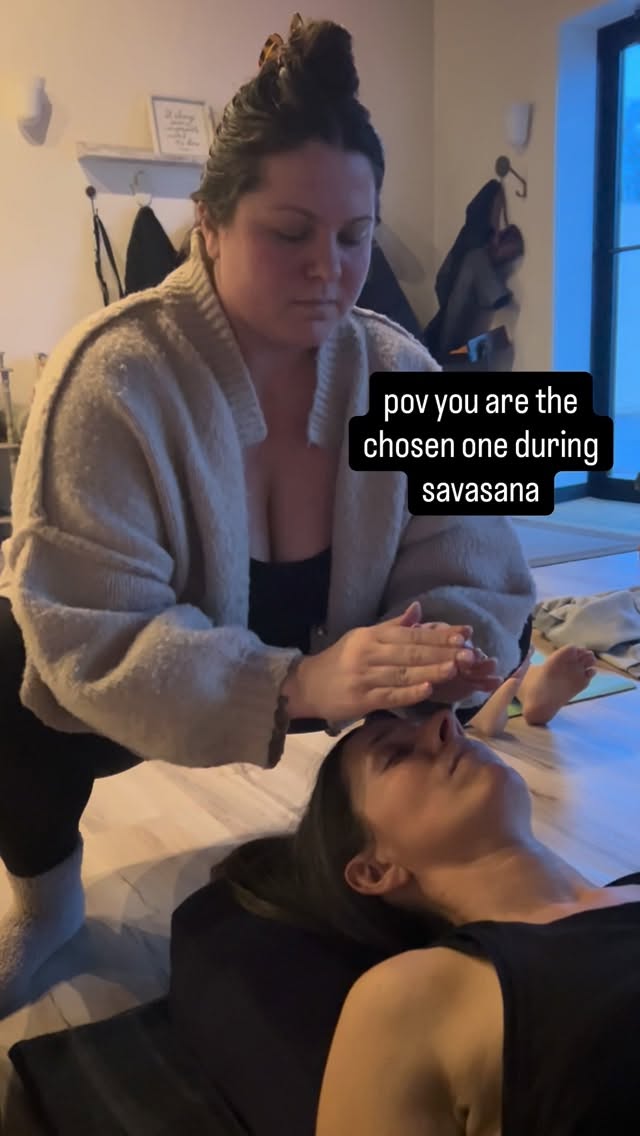 Anyone else feel this way when your teacher says they’ll be around to give a gentle rub during your Savanasa or is it just us? 🖐🏼🌀
Join us daily to practice at your level. @vital_vibes_yoga is a studio where all are welcome, experienced or newbie yogi!
As the spring equinox occurs this march remember;
💙show up for yourself
💙move with awareness
💙flow from within
✨let’s bring in the new season together on our mats!
#yogi #yogacommunity #yogaforeveryone #yogilife #ohioyoga