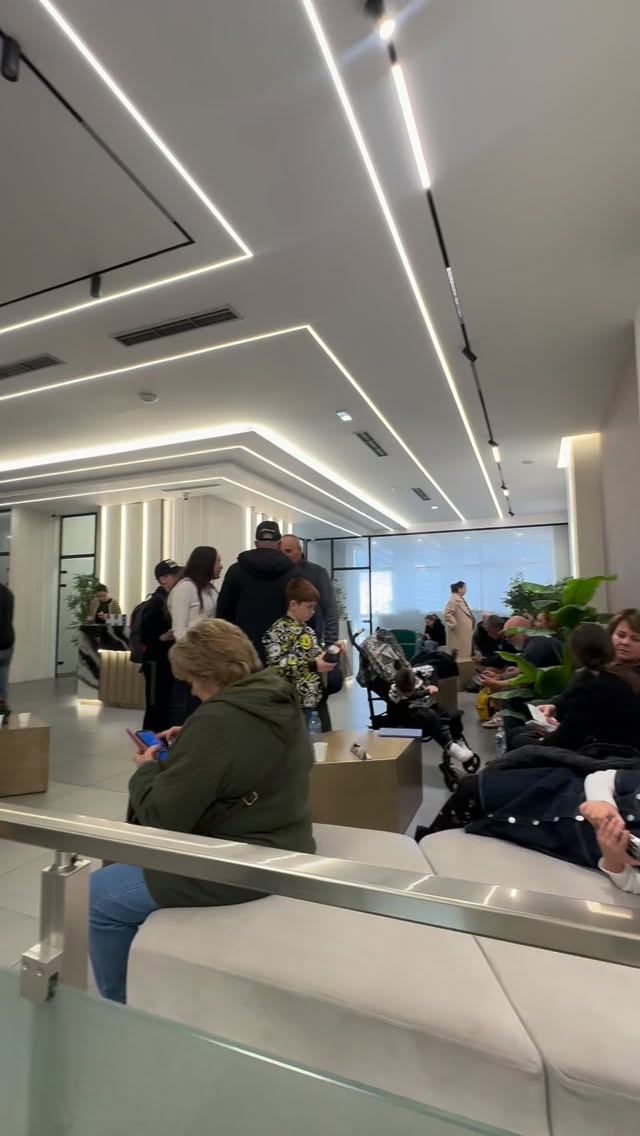 ✨ Un’altra giornata piena di energia nella nostra clinica!
Oggi, come ogni altro giorno, la nostra clinica è completamente operativa e piena di pazienti che si affidano a noi con fiducia. Ogni ambiente è attivo, ogni professionista è al lavoro per garantire la massima qualità, sicurezza e attenzione personalizzata.
La grandezza della nostra struttura ci permette di offrire servizi organizzati, spazi moderni e un’accoglienza confortevole per tutti.
Grazie per la fiducia che ci dimostrate ogni giorno. 💙