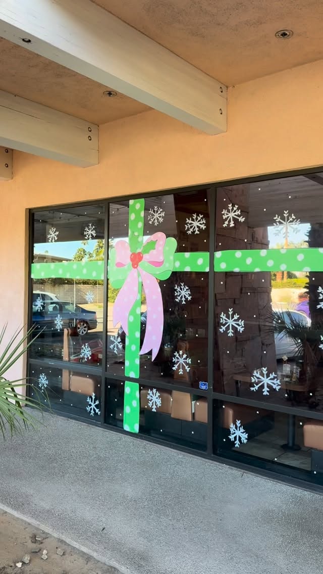 Lowkey one of the most satisfying parts of the Job 🤌🏼
#windowartremoval #windowartwork #artinthedesert #muralartist #supportlocalartists