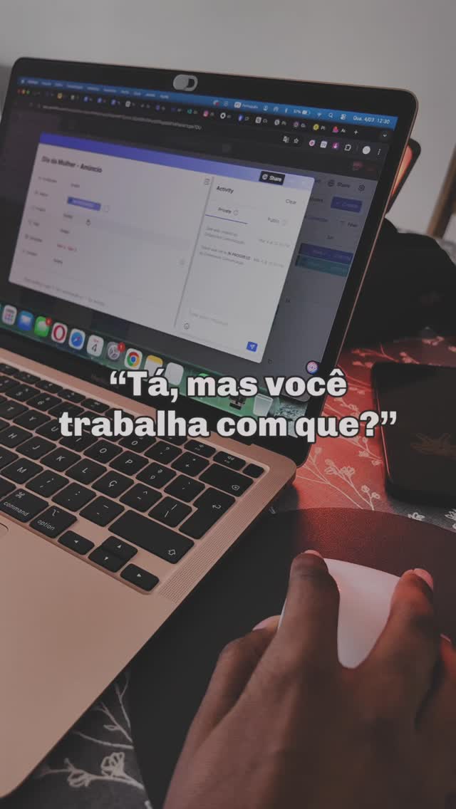 “Mas você trabalha com o quê mesmo?”
“Ah… mexe no Instagram, né?”
“Mas isso dá dinheiro?” 😂
Se você trabalha com design, social media, branding ou qualquer coisa que envolva computador, provavelmente já passou por isso no almoço de família.
Enquanto todo mundo entende médico, advogado e engenheiro… você está tentando explicar que cria estratégia, posicionamento, funil, identidade visual, análise de métricas e construção de marca — e no final resumem para:
“Ele posta coisinhas na internet.” 🫠
A parte boa?
A internet não é mais o futuro. É o presente.
E marcas que não estão aqui, simplesmente deixam de existir.
Então sim, a gente trabalha no computador.
Sim, isso é sério.
E sim… dá resultado. 🚀
#socialmedia #designer #marketingdigital #homeoffice #criadoresdeconteudo