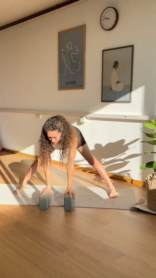 Parfois, aller plus loin commence par… se soutenir un peu plus ✨
Dans ce flow, les briques deviennent de vraies alliées : elles permettent d’explorer le mouvement en douceur, de mieux ressentir, de s’allonger un peu plus dans les postures et d’inviter les hanches à s’ouvrir progressivement.
Un petit support qui peut faire une grande différence dans la pratique.
#yoga #yogateacher #yogapractice #yoganyon #yogaflow