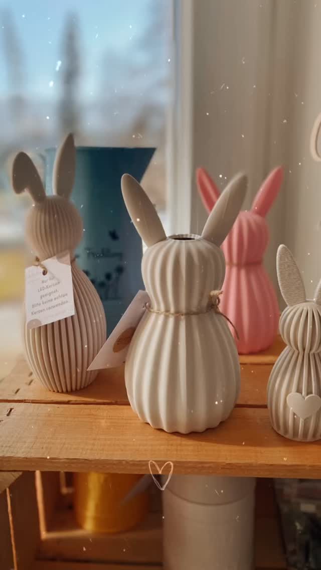 🌷🐰 Der Frühling zieht ein 🐰🌷
Der erste Teil der Osterware ist heute in meinen Selbstbedienungsladen eingezogen ✨
Modern, schlicht und mit ganz viel Frühlingsgefühl.
Und es kommt noch mehr … 🤍
#osterdeko #frühlingsdeko #selbstbedienungsladen #ostern2026 #kreativveredelung #frühling #vorau #geschenkideen #personalisiertegeschenke #joglland