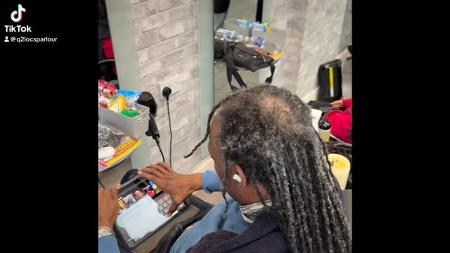 Full crown, full confidence – watch me rebuild the top and bring these locs back to life 💫
#q2locsparlour
#locrepair
#locrestoration
#locreattachments
#naturalhaircommunity