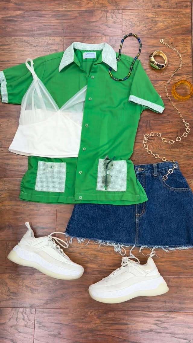 Hey St. Patty’s parade people! We have all the looks and accessories you could ever need🍀 Come grab any of these beauties before the parade to complete your outfit!✨🍀👒✨
#timewarpbr #shoplocal #midcitybr #vintagefashion #vintage