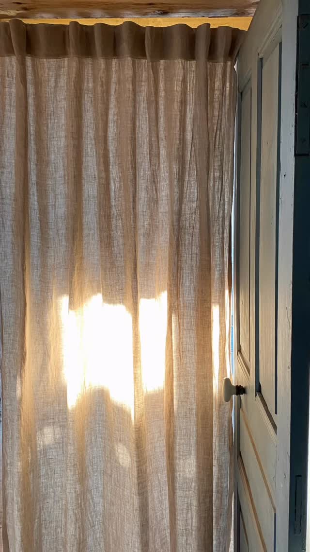 Certains rideaux éteignent la lumière.
Le lin la révèle.
Il ne la bloque pas.
Il la laisse circuler.
C’est cette respiration qui transforme l’atmosphère d’une pièce.
J’ouvre actuellement 3 projets sur mesure pour transformer la lumière d’une pièce grâce aux rideaux en lin.
Si une pièce chez vous aspire à plus de lumière et de douceur… parlons-en.