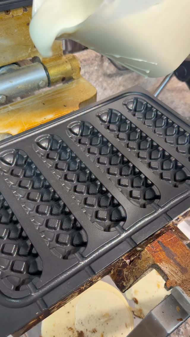 Let’s make a Kinder Bueno 🧇👀