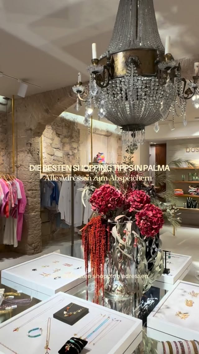 Shopping in Palma de Mallorca und diese Läden solltest du kennen 🛍️🌴
Wenn du besondere Boutiquen, Concept Stores und individuelle Mode suchst, dann speicher dir diese Shopping-Liste durch die Altstadt von Palma unbedingt für deinen nächsten Mallorca-Trip ab.
Hier kommen meine liebsten Adressen und alle sind fußläufig im Zentrum von Palma:
1️⃣ Bossa
📍 Calle Costa d’en Brossa, 14
2️⃣ ISSO
📍 Costa d’en Brossa, 20
3️⃣ Folklorious
📍 Carrer dels Paraires, 13
4️⃣ Paula’s Room
📍 Carrer dels Paraires, 15
5️⃣ The Summer Archive
📍 Carrer de Sant Domingo, 11
6️⃣ Nr. 74
📍 Carrer de la Victòria, 6
7️⃣ La Protectora
📍 Carrer de la Protectora, 6
8️⃣ Estiu
📍 Carrer de Can Pont i Vic, 12
9️⃣ The Cave
📍 Pas d’en Quint, 6
🔟 SONMO Palma
📍 Carrer de Sant Jaume, 23a
1️⃣1️⃣ Sei
📍 Carrer de la Soledat, 4
1️⃣2️⃣ Forum / SUIVI
📍 Carrer de Sant Miquel, 20
1️⃣3️⃣ I Miss Sophie
📍 Plaça del Mercat, 21
1️⃣4️⃣ Obsolete Palma
📍 Plaça de la Verge del Miracle, 2
Kleine Läden mit Charakter, handverlesene Stücke, Interior, Schmuck und Mode mit echtem Mallorca-Vibe. Perfekt für einen entspannten Shopping-Nachmittag in Palma.
Speicher dir diese Liste für deinen nächsten Besuch auf Mallorca und folg mir für mehr Mallorca-Tipps rund um Palma, Restaurants, Cafés und besondere Orte auf der Insel 💛
#mallorcatipps #shoppingmallorca #palma #palmademallorca #mallorcaguide