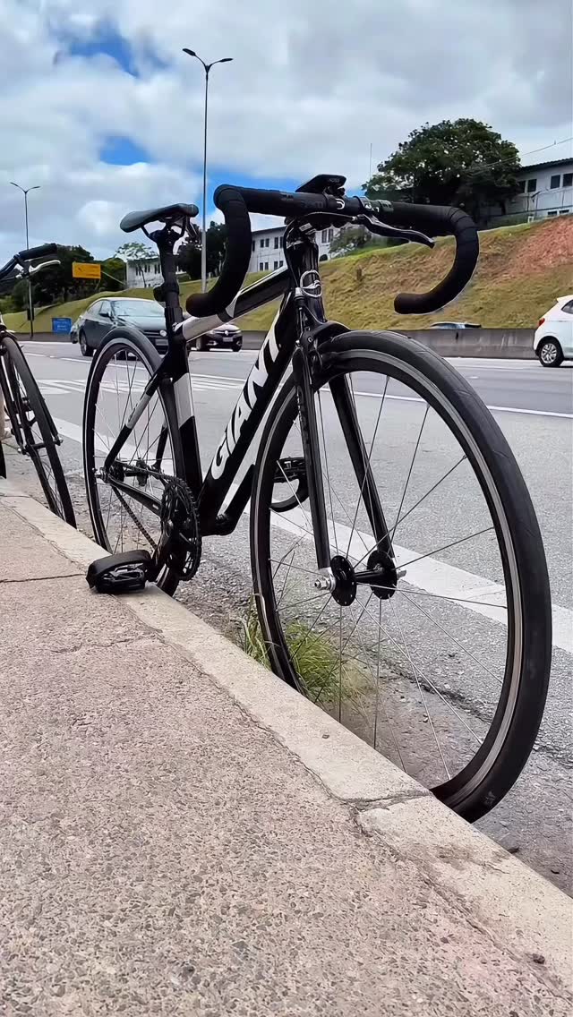 O mundo pede pressa.
Mas, eu escolho presença! ✨
Entre o movimento e a pausa, a @lichkombucha faz parte do meu ritual de desacelerar, respirar fundo e nutrir o corpo com consciência.
Saborear o agora também é autocuidado. 🪷
Permita-se um momento de pausa e experimente sua Lich também. 🏷️ DIRETRAQUEL1