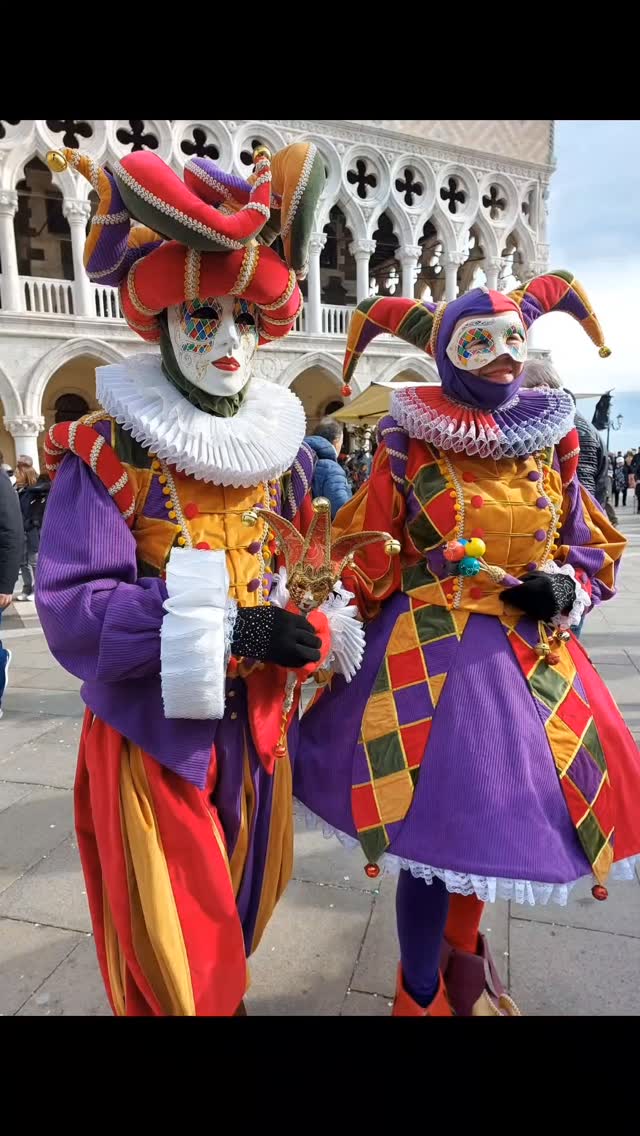 Car cette année, ils ont eu la chance d'être filmés plusieurs fois, pour effectuer la promotion du carnaval de Venise 2026.
Voici un petit montage de diverses apparitions où l'on peut découvrir mes costumes Arlequin.
🤩❤️🤩
Comme toujours, tous a été fait à la main , des pieds à la tête, du dessin au produit fini. Chaque trait sort de ma tête, ici nous ne sommes pas dans du cosplay, nous sommes dans de véritables créations de costume unique et sur-mesure.
Quand je dis tout, c'est tout... Le patchwork de velours avec la pose de chaque ruban doré, la customisation des chaussures, moulé cousu... La fraise ou chaque pli est formé un par un et chaque perle cousue une par une...
C'est costumes représente des mois de travail.
Créer par @elphidesiderata votre maître artisan d'art. Ainsi que plusieurs stagiaires. Donc je vais éviter d'énumérer les noms, car j'aurais peur d'en oublier tellement ce projet s'effectue sur plusieurs mois...
Milles Mercis à mes vénitiens, pour la grande fidélité, leur confiance, leur projet magnifique, et toujours un peu plus fou... Merci
Bonne soirée à tous
A bientôt pour le suite
❤️❤️❤️
#carnavaldevenise2026 #carnavaldevenise #elphidesiderata #costumierebretagne #costumierefrance
