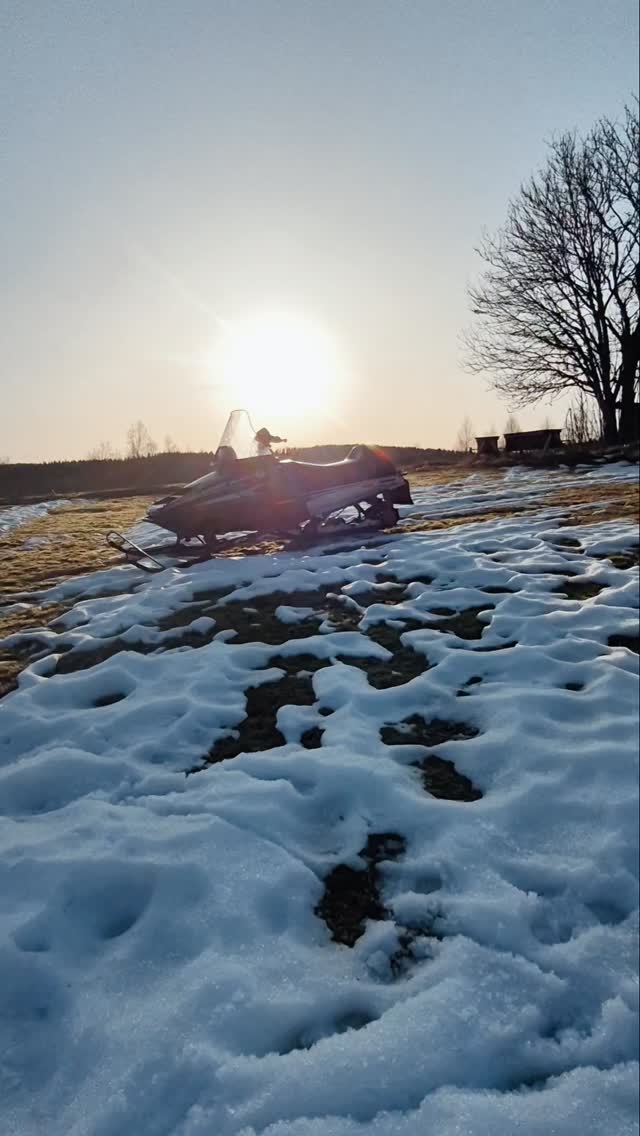 Jetzt bleibt es immer öfter tagsüber und auch teilweise nachts im Plusbereich. Der Schnee schmilzt und in ein paar Wochen wird man die ersten offenen Seen und die Sonne im Wasser glitzern sehen.
Nu blijft het steeds vaker ook s'nachts in het plusbereijk. De sneeuw smelten en over een laar weken is het ijs op de meren weg en het water glittert in de zon. Wat een heerlijke tijd wij gaan tegemoet ook al was het een prachtige winter. 🩵
#schwedenliebe #vårvinter #schwedenhaus #huisinzweden #hausinschweden