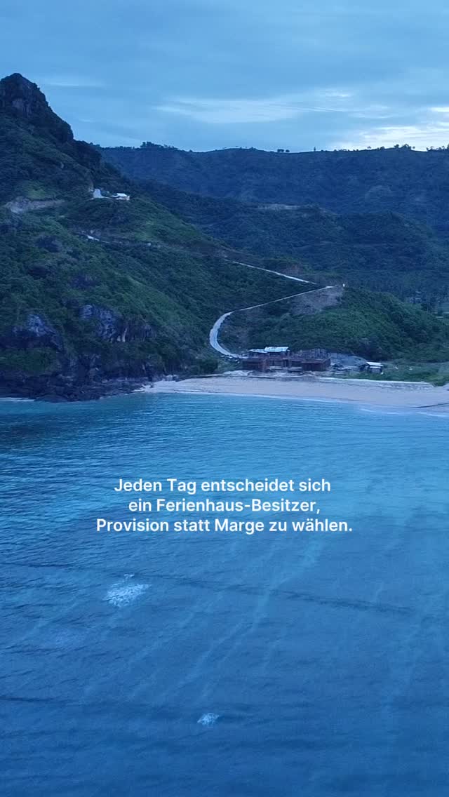 Airbnb bringt dir Buchungen und gleichzeitig Abhängigkeit.
Und genau das kostet Ferienunterkunft-Besitzer jedes Jahr zehntausende Euro.
Viele denken:
„Airbnb sorgt für meine Sichtbarkeit.“
In Wirklichkeit passiert oft das hier:
• Du zahlst 15–20 % Provision
• Gäste kennen nur die Plattform, nicht dich
• du bist austauschbar mit 200 anderen Unterkünften
• deine Marge schrumpft
Und jedes Jahr gehen Tausende Euro an Plattformgebühren weg.
Direktbuchungen entstehen nicht durch Zufall.
Sie entstehen durch:
✔ eine klare Website
✔ ein starkes Instagram-Profil
✔ echte Google Rezensionen
✔ Vertrauen vor der Buchung
Menschen checken heute zuerst dein Instagram,
lesen Bewertungen
und entscheiden dann, ob sie direkt buchen.
Deshalb habe ich einen Guide erstellt.
Damit du prüfen kannst,
ob deine Ferienunterkunft strategisch gut aufgestellt ist
für mehr Direktbuchungen.
Schreibe „Villa“ in die Kommentare und ich zeige dir, wie du nicht zu denjenigen gehörst, die im Jahr zentausende Euro verlieren.