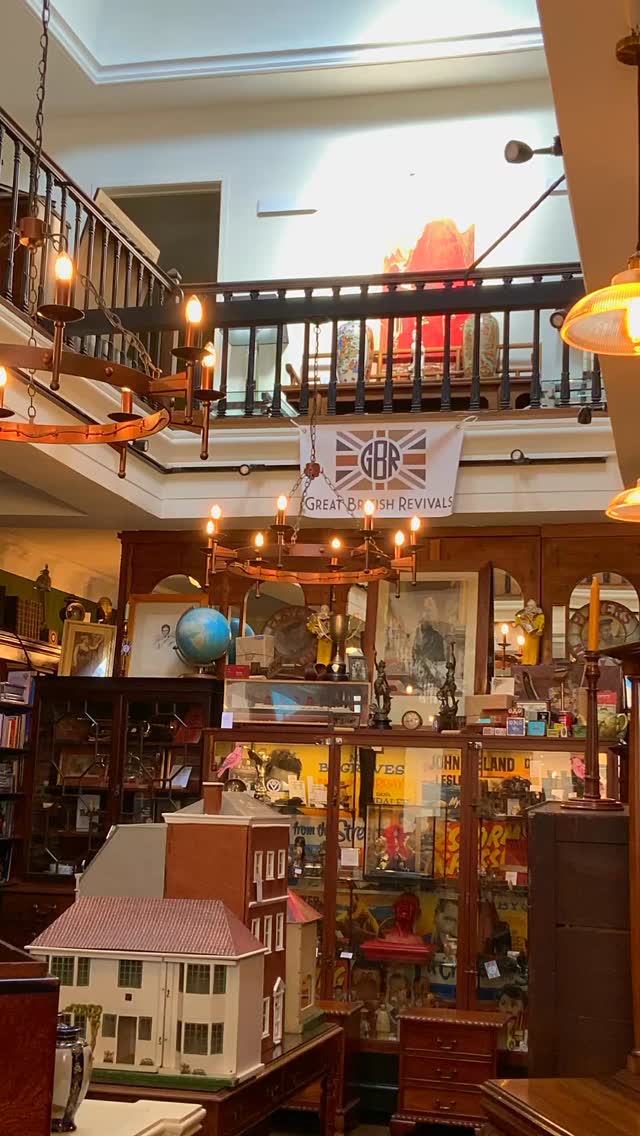 A cornucopia of vintage and antique delights - No1 Bromsgrove, Faringdon, South Oxfordshire.
Furniture
Lighting
Decor
Art
Books
Vinyl records
#greatbritishrevivals #homedecor #lifestyle #vintage