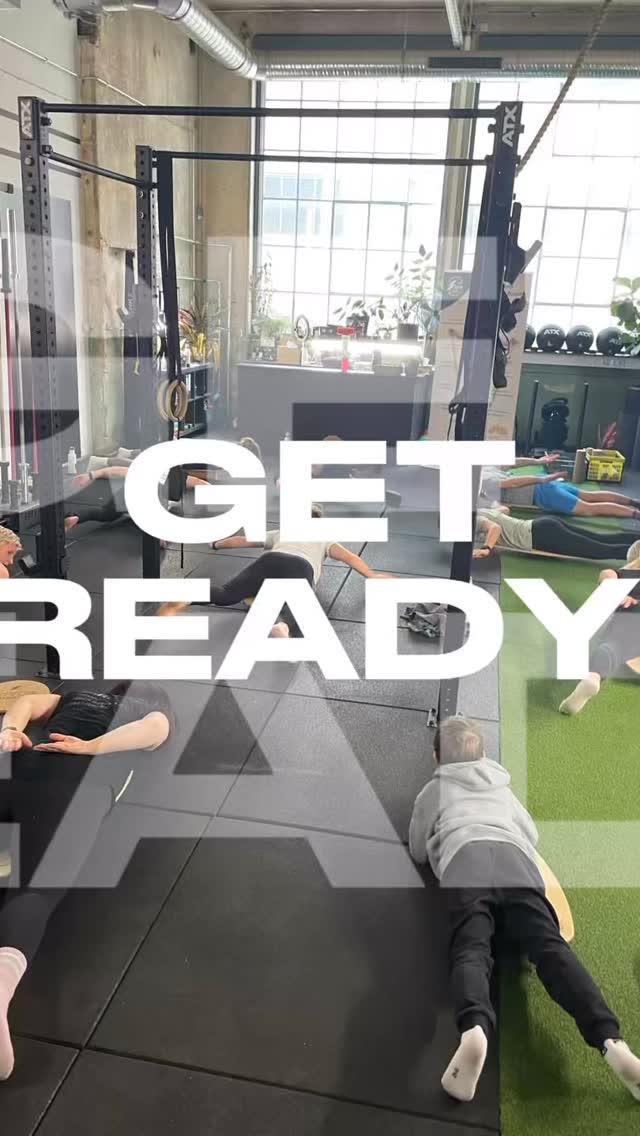 Training für Gleichgewicht, Bauch und Rücken – Balance Board Kurs in Schwäbisch Gmünd
Nach zahlreichen Balance Board Kursen an verschiedenen Orten starten wir jetzt auch im CF Kraftwerk in der Manufaktur B26 in Schwäbisch Gmünd.
Wenn du Lust hast, deinem Körper etwas Gutes zu tun und ein effektives Training auszuprobieren, bist du herzlich willkommen.
Beim Training auf dem Balance Board arbeitet dein ganzer Körper. Besonders deine Tiefenmuskulatur wird aktiviert. Du trainierst Gleichgewicht und Koordination und stärkst gezielt
• Bauch und Rücken
• den Beckenboden
• die Stabilität von Knie und Sprunggelenken
• deine Körperspannung und Balance
Der Kurs ist für Einsteiger genauso geeignet wie für Sportliche und für alle, die ihre Stabilität und Fitness verbessern möchten.
Kurszeit
Donnerstag 18 bis 19 Uhr
CF Kraftwerk
Manufaktur B26
Schwäbisch Gmünd
Einstieg jederzeit möglich.
Der Kurs läuft über eine Stempelkarte, damit du super flexibel bleibst.
Preise (inkl. Leihboard)
• 5er Karte 85 €
• 10er Karte 150 €
Du kannst also teilnehmen wann es für dich passt und hast keine feste Kursbindung.
Wenn du das Training erst einmal ausprobieren möchtest, kannst du gerne zu einem kostenlosen Schnuppertraining kommen.
Wenn du jemanden kennst, für den das auch interessant sein könnte, schick den Beitrag gerne weiter oder bringt einfach jemanden zum Schnuppertraining mit. Viele kommen beim ersten Mal lieber zu zweit.
Bei Interesse einfach kurz melden DM oder
Mail
info@surfstylefever.de
Viele Grüße
Stefan und Carolin
#schwaebischgmuend #gmuend #schwäbischgmünd #sportmotivation #sportkurs