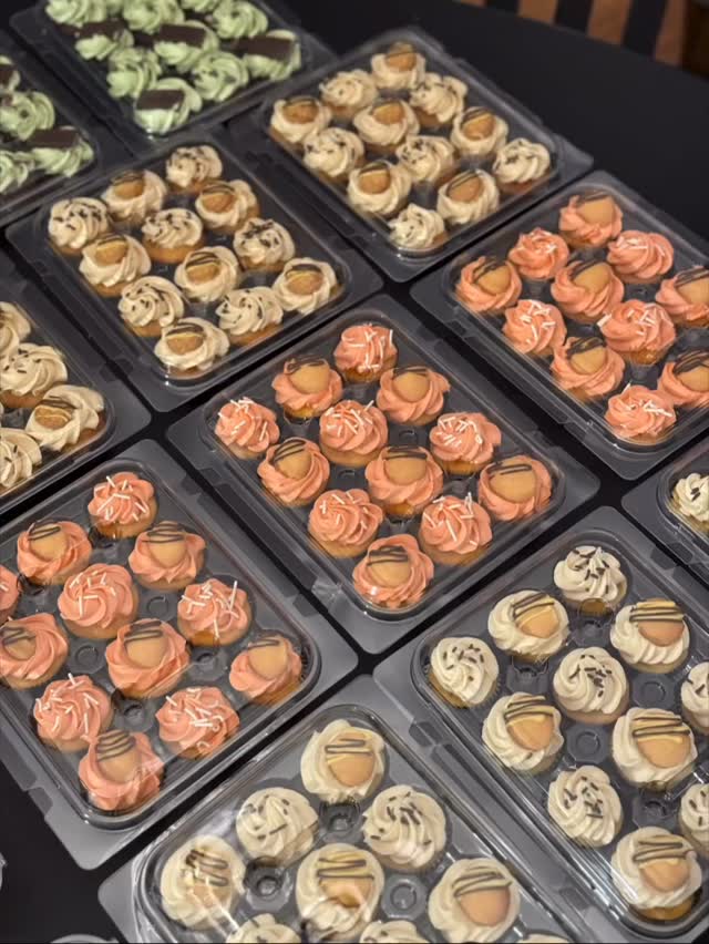 ☀️Spring has sprung… can’t get enough of these beautiful colors and great flavors!
⭐️Not sure which cupcake flavor is your favorite??? Get a sampler pack…. Sure to be a CROWD PLEASER!!!🙌
⭐️White chocolate toppers can be personalized by seasonal shape and with my trusty @eddie_edibleinkprinter 💚💚
🧁Pricing:
*$42/dozen = standard size with chocolate-dipped cookie topper (1 dozen minimum order)
*$24/dozen = mini’s with chocolate-dipped cookie topper (2 dozen minimum order)
*Add-On: white chocolate personalized topper is $6/dozen
🧁Current Flavors:
*French vanilla
*Lemon
*Banana cream pie
*Strawberry shortcake
*Orange dreamsicle
*Spiced carrot cake
*Mint chocolate
*Peanut butter kiss
*Snickers
*Pineapple upside down
*Reese’s
🧁Notes:
*5 day notice recommended
🧁Inquiries:
*PM
*Text 210.708.0827
*Email MandM.EatsAndTreats@gmail.com
*www.mandmeatsandtreats.com
#cupcake #cupcakes #cupcakesofinstagram #eastercupcakes #eastertreats